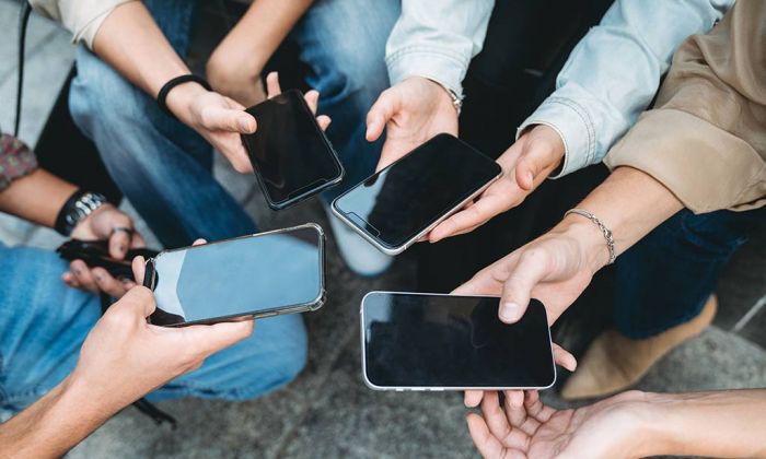 Gruppe Menschen mit Smartphones in der Hand