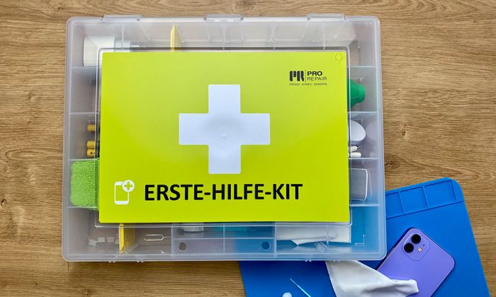 Das Erste-Hilfe-Kit von PRO REPAIR mit Smartphone und Werkzeug