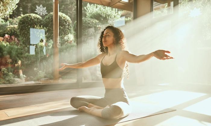 Frau macht Yoga